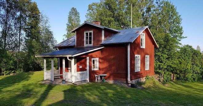 Vacker sommardag vid bygdegården