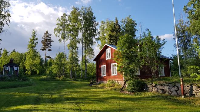 Nedsidan av bygdegården i soligt väder.