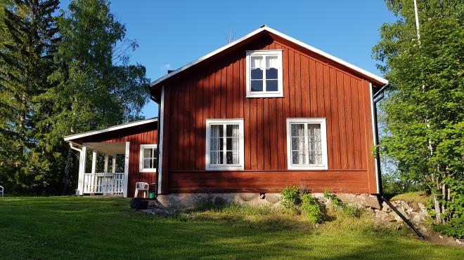 Utviks bygdegård i soligt väder.